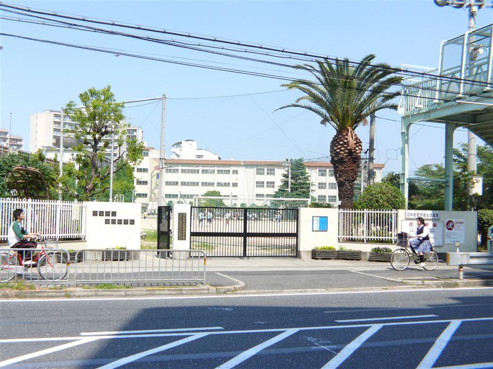 Junior high school. Toyonaka 1439m to stand fourth junior high school  [Walk about 18 minutes] Among the Toyonaka Municipal Junior High School, Schoolwide scale of moderate and students number 600 people a little less than. Extracurricular activities also thriving, A unique part of street performance part is covered in the Yomiuri Shimbun. 