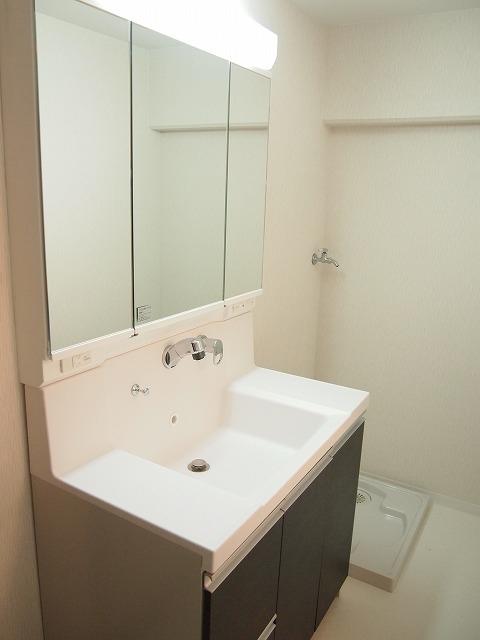 Wash basin, toilet