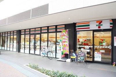 Convenience store. 250m to Seven-Eleven (convenience store)