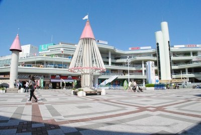 Shopping centre. Races Pal (shopping center) to 400m