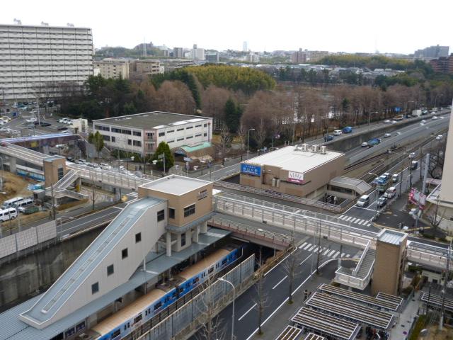 station. 450m until Momoyamadai Station