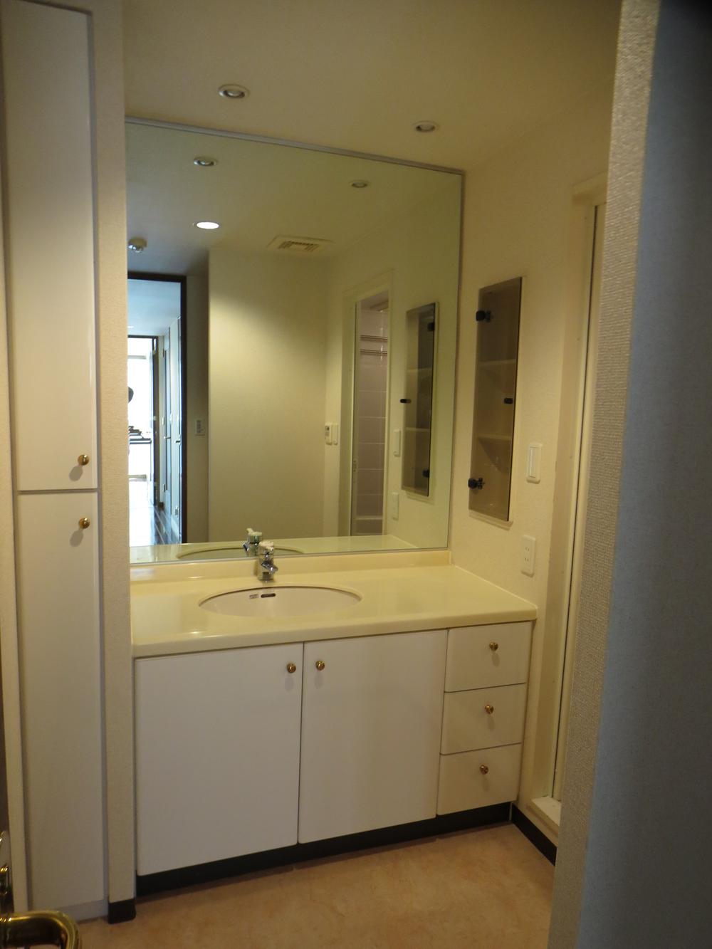 Wash basin, toilet. It is equipped with a big mirror, Also housed in the next to be there to, It is very convenient.