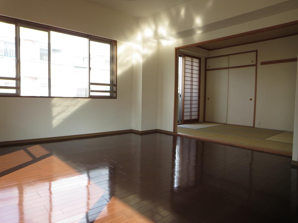 Living. 11.8 Pledge It is very pleasant because come enters the sunlight from the balcony.