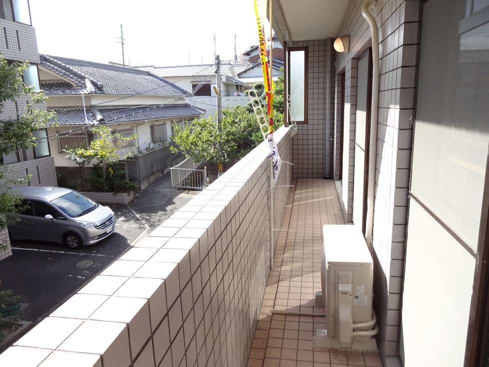 Balcony. Large south-facing balcony of the frontage