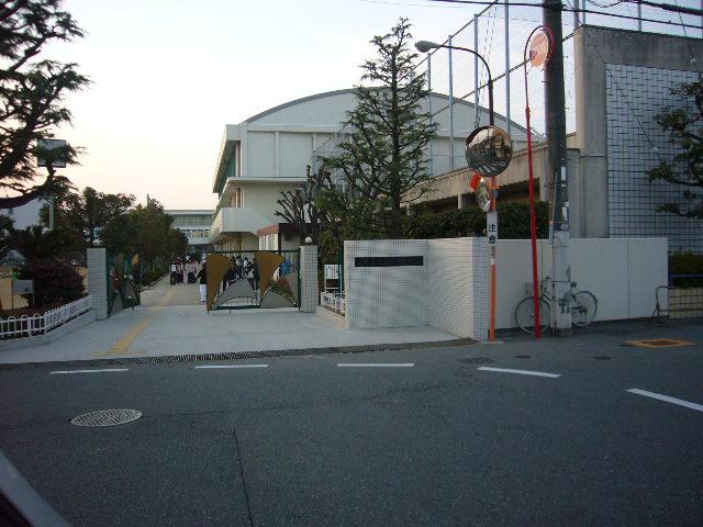 high school ・ College. 300m to Osaka Prefectural Toyonaka High School