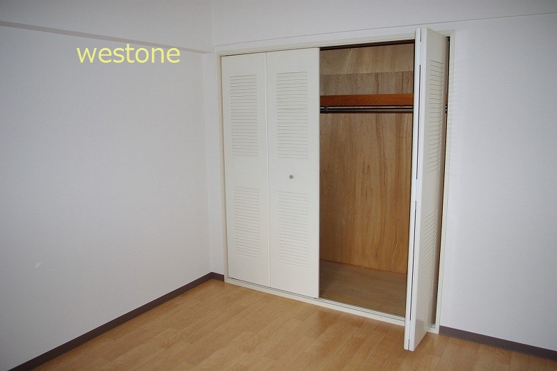 Other room space. Entrance left of the 6 quires Western-style. Storage is large. 