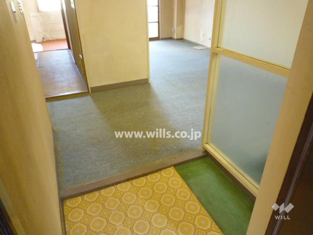 Entrance. There are livin immediately upon entering the front door.