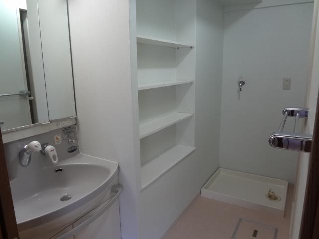 Wash basin, toilet