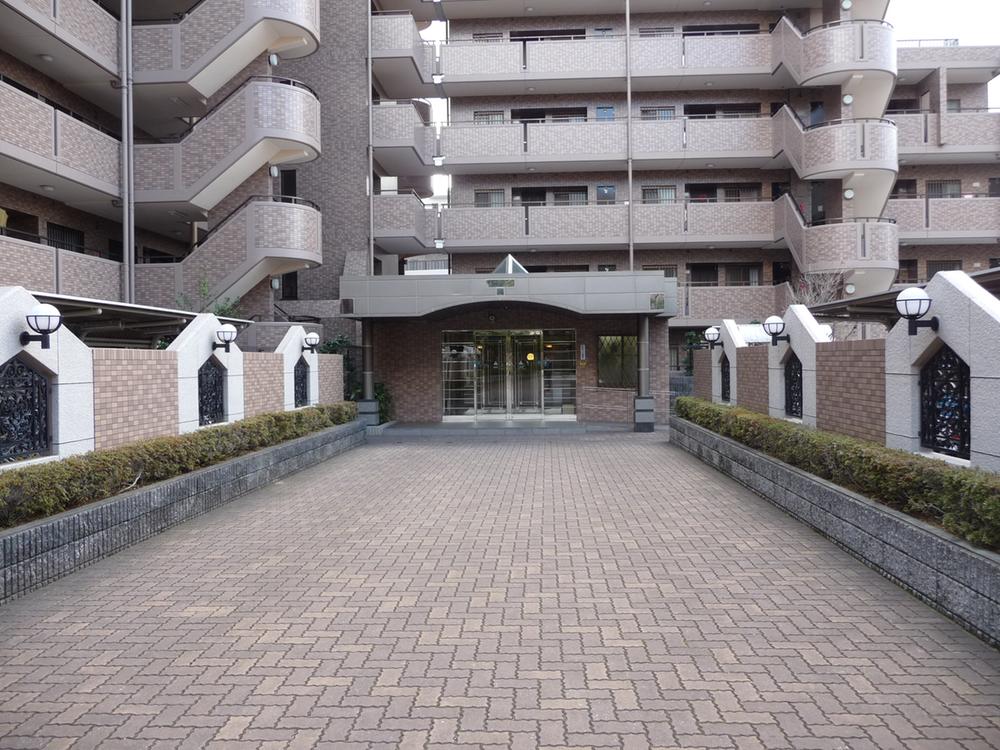 Entrance. Entrance from a wide passage