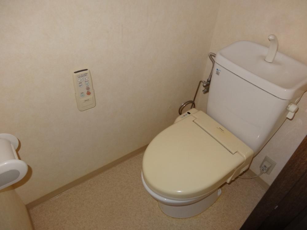 Toilet. Indoor (11 May 2013) Shooting