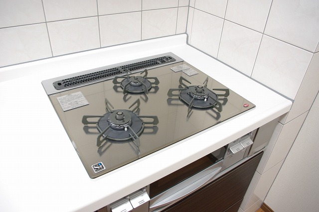 Kitchen. 3-neck glass top stove