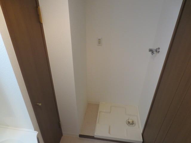 Wash basin, toilet. Washing machine Storage
