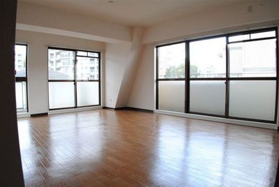 Living and room. Bright and spacious living room