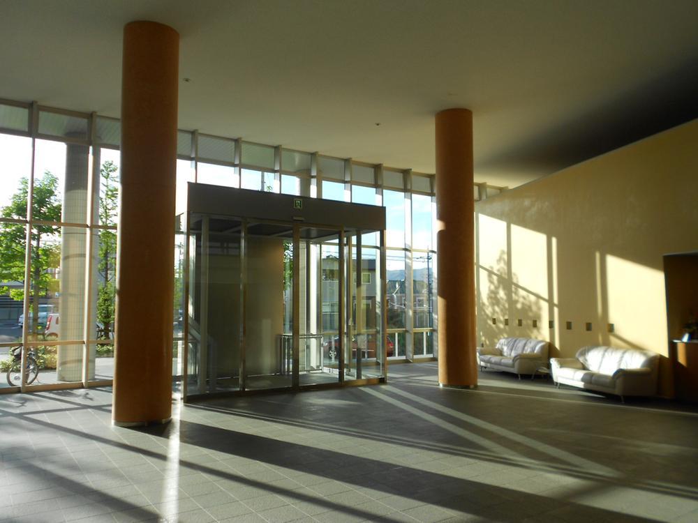 Entrance. Princely Fukinuki that exceeds the height of about 5m, Heavy floor of blue granite followed from approach. There is a front desk of the hotel-like variety of services. From the previous entrance runs every also Senri Chuo Station direct shuttle wagon.