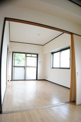 Living and room. Western-style 1 ・ Furniture is also put easy to rooms at the flat floor. 