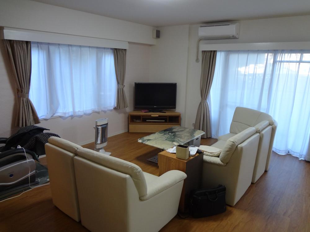 Living. About it is 21 quires living of. Because the lighting is also good, The room is bright.