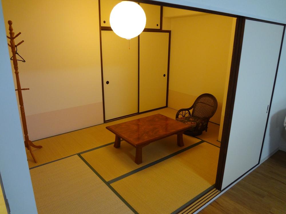 Non-living room. It is slowly relaxing Japanese-style room.