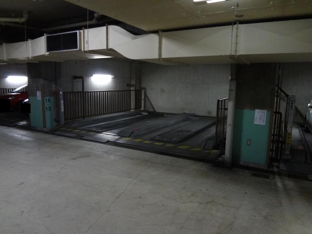 Parking lot. It is on-site parking.