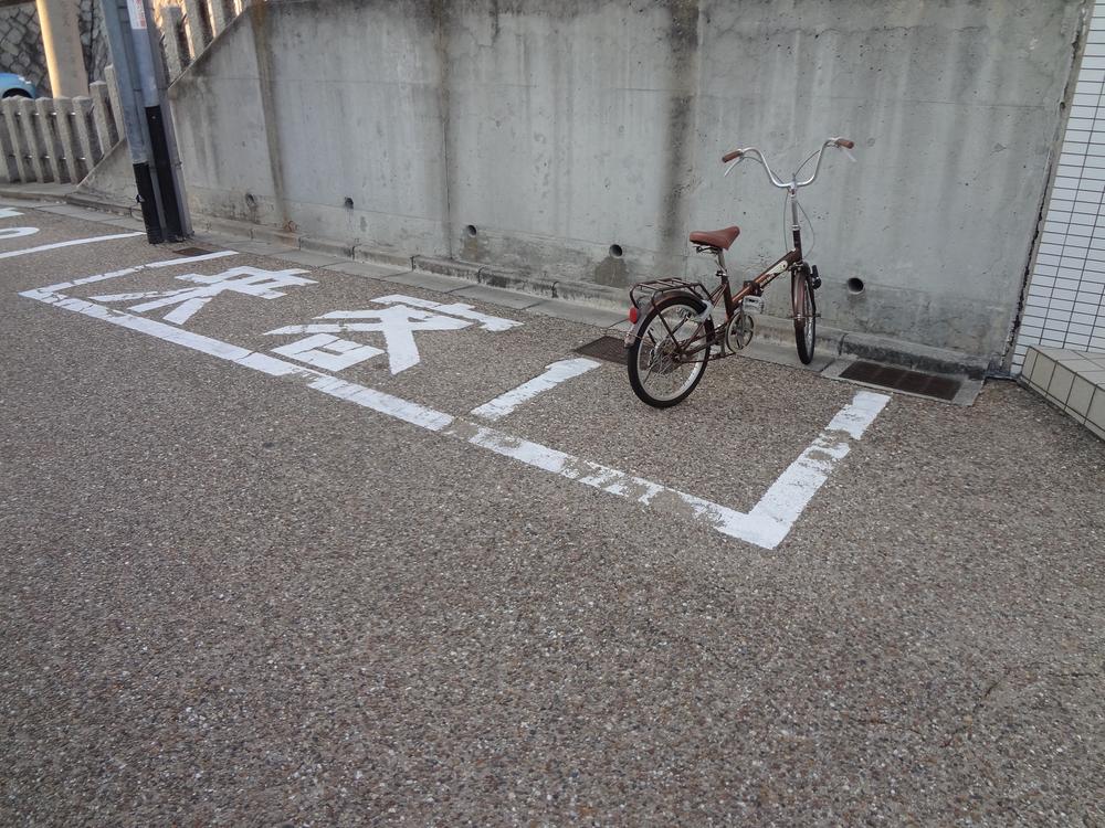 Parking lot. Is a parking lot for visitors. Parking spaces There are two cars.