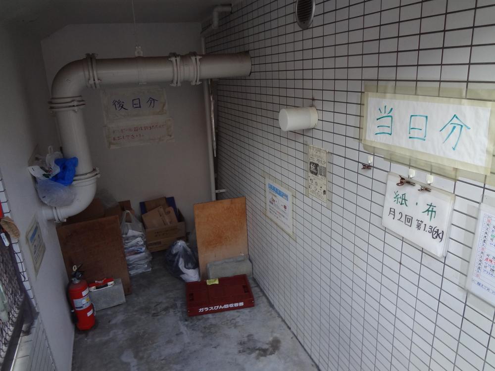 Other common areas. Garbage is thrown away location. For the day, There is a space for at a later date, It is very convenient.