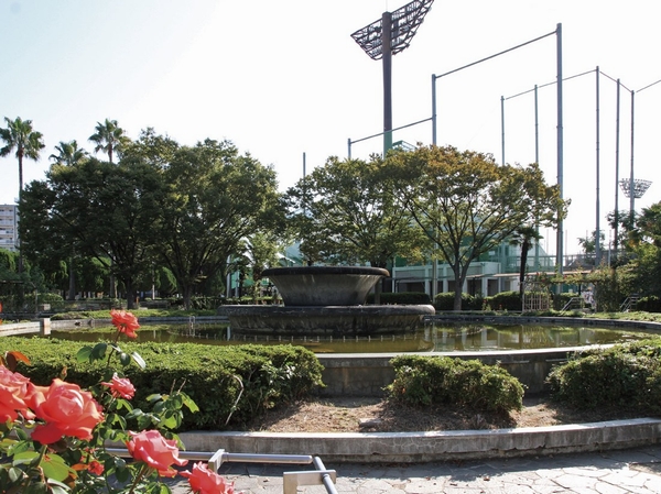 Toshima park (2 minutes, about 140m walk). There is such as fountains and rose garden in large site, Expressive park throughout the year. Also it provided a baseball field and tennis courts