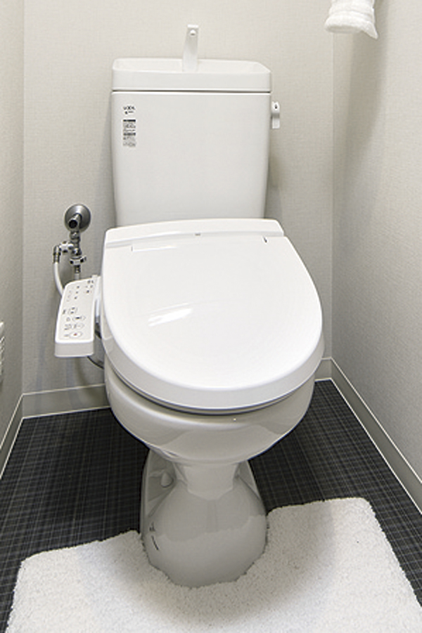 Toilet.  [Shower toilet] heating ・ Washing ・ Shower toilet functions, such as deodorizing operation easier in the toilet seat remote control. In toilet, When seated functions such as power deodorizing to start the deodorizing in the automatic it is equipped with (same specifications)