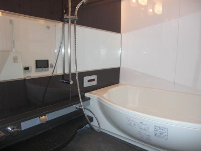 Bathroom. Spacious 1820 size