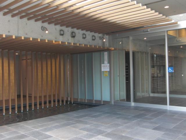 Entrance. Common areas