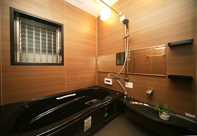 Other Equipment. Wide bath can stretch the loose leg. Ya shelves are arranged easy to use shampoo, etc., Such as a rod that laundry is Hoseru on a rainy day, It is a bathroom equipment and attention to detail.