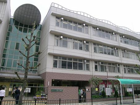 Primary school. Oike until elementary school 1040m "Oike elementary school" is, Located in the Hankyu "Toyonaka" station in front of the station (east).  It has been founded in 1936. Heisei completed school building is modern in 12 years. 