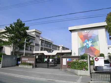 Junior high school. Article until the third junior high school 1040m "thirteenth junior high school" is, Osakamonorerusen "Shibahara" a 3-minute walk from the station to the south,  Located along the central loop line. Founded is 1977. 