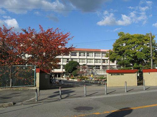 Primary school. 819m to Toyonaka Tateno field Elementary School