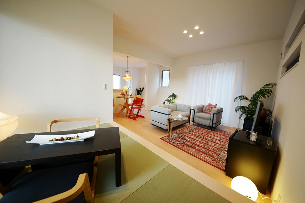 Model house photo. Spacious relaxing tatami space. 