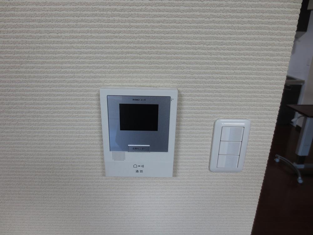 Other. There is a monitor with intercom, Crime prevention surface is also safe.