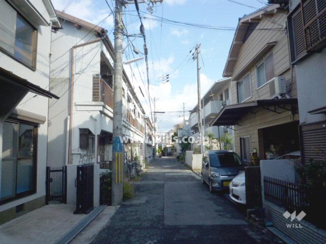 Local photos, including front road. The surroundings are residential area of ​​one detached center. 