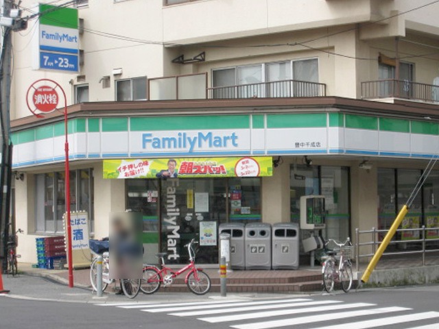 Convenience store. FamilyMart Toyonaka Sennari store up (convenience store) 178m