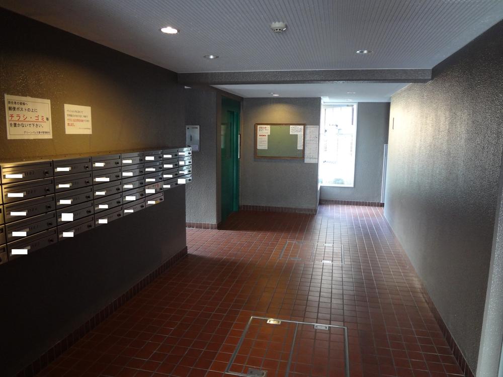 Entrance. Mansion sharing unit