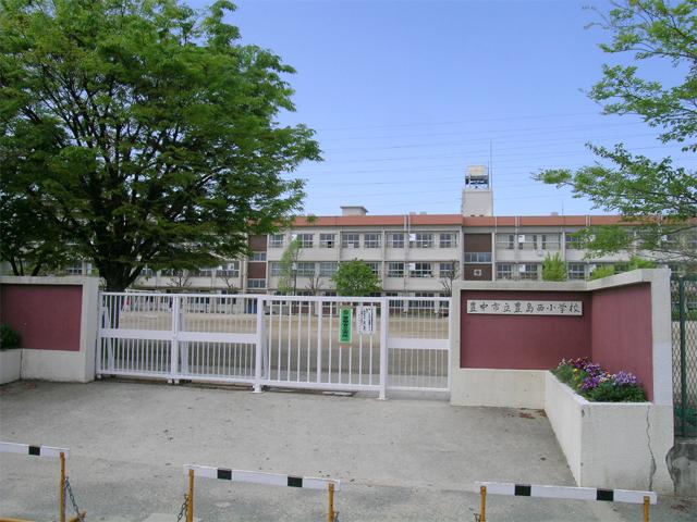 Primary school. Toyonaka Municipal Toshima to Nishi Elementary School 1070m