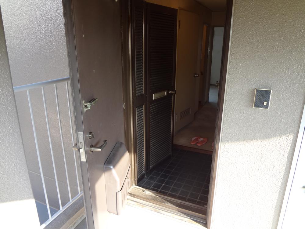 Entrance. 5 is the entrance to the floor of the room.