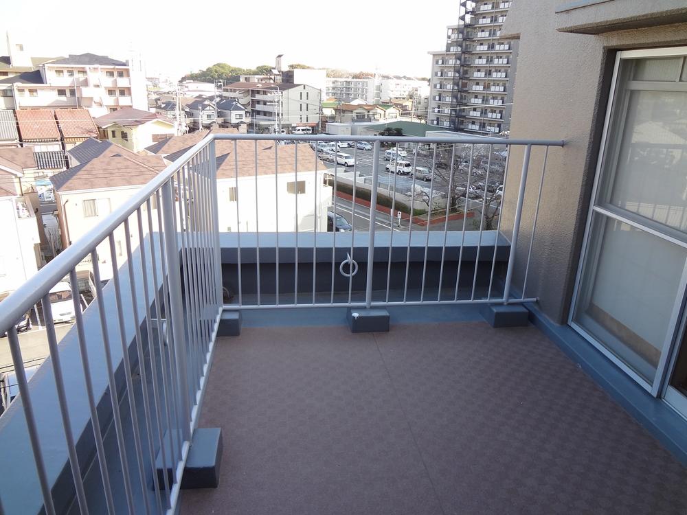 Balcony. Thank roof balcony 2 places. Since it is the top floor day view is good. There is no roof balcony use fee.