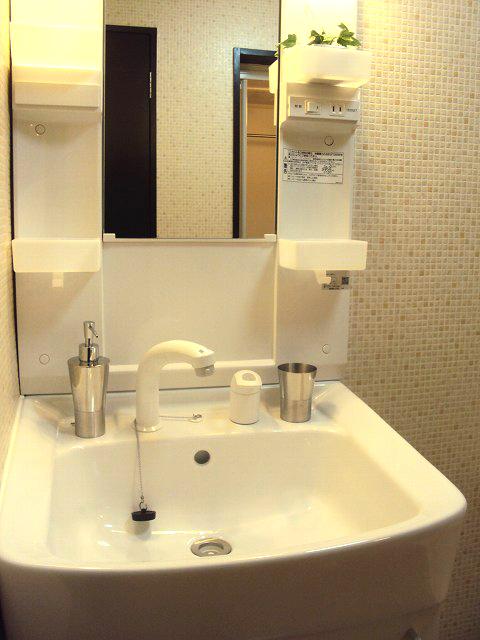 Wash basin, toilet. ■ White wash basin is clean enough feeling ■ It is easy to use in the open storage