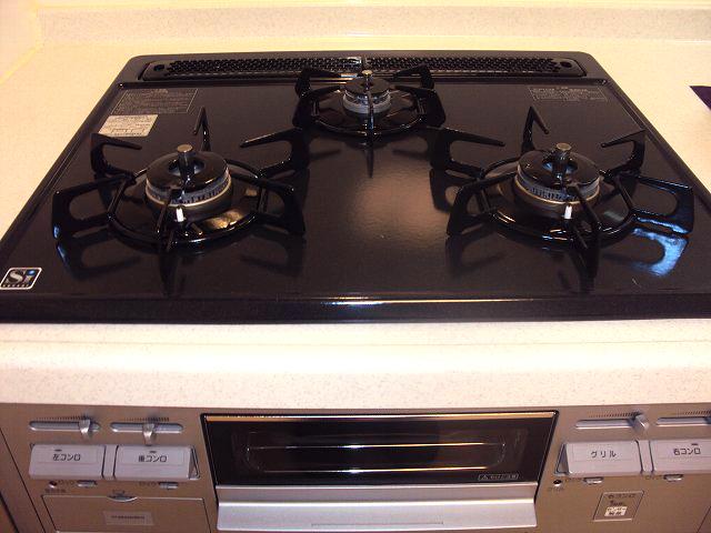 Kitchen. ■ Three mouth stove of flat type is I'm glad is easy to clean