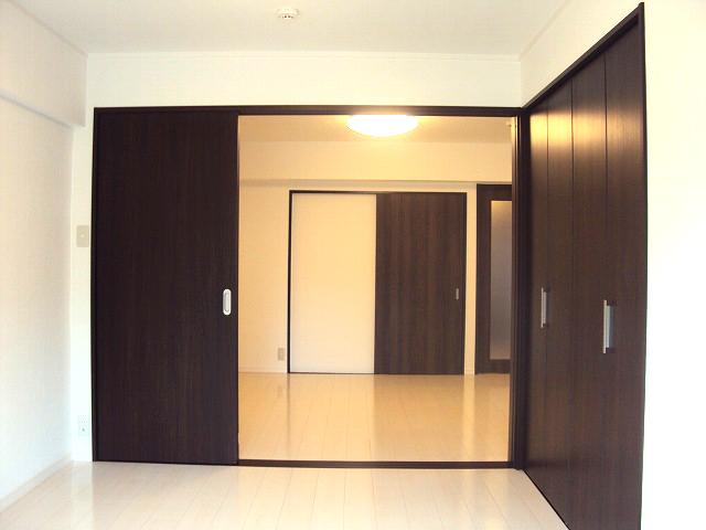 Other introspection. ■ White was the keynote Western-style rooms are comfortably stay bright and facing the veranda ■ Large closet is also available storage preeminent.