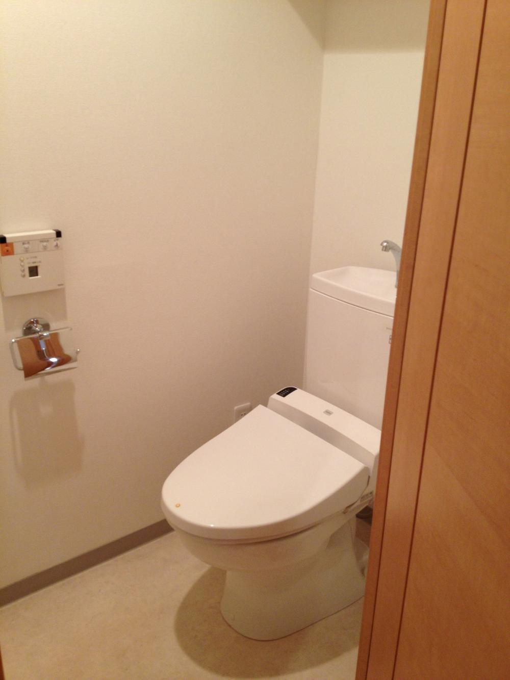 Toilet. Indoor (10 May 2013) Shooting