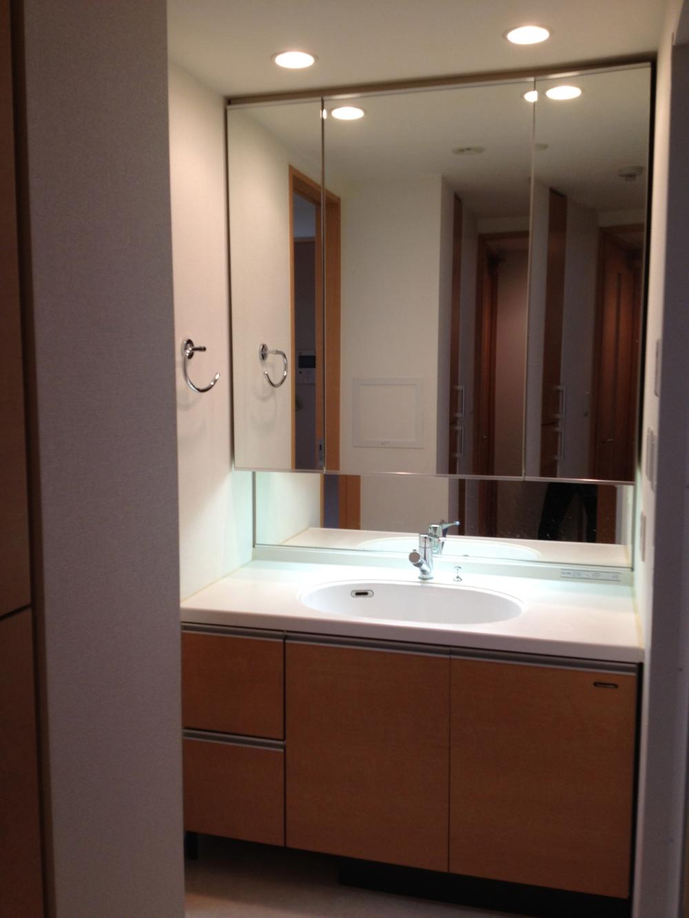 Wash basin, toilet. Indoor (10 May 2013) Shooting