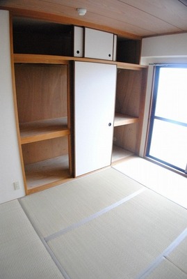 Receipt. It is also possible Japanese-style room that houses the futon in the closet. 