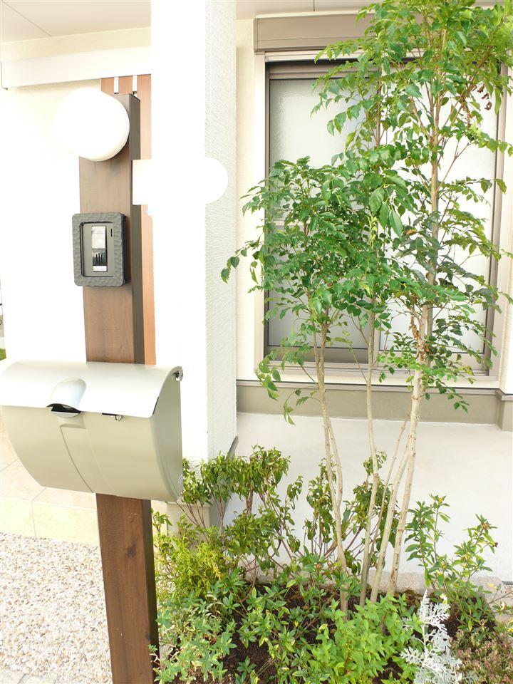 Garden. Since the standard planting the ZenteiUe planting, To clean streets a sense of unity. Wood of gatepost unit and the planting of green, It exudes the elegant natural atmosphere.