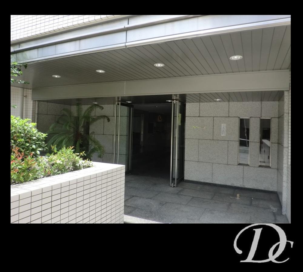 Entrance. Common areas