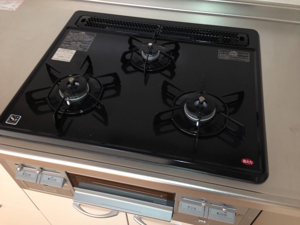 Kitchen. Ease dishes in the 3-burner stove!