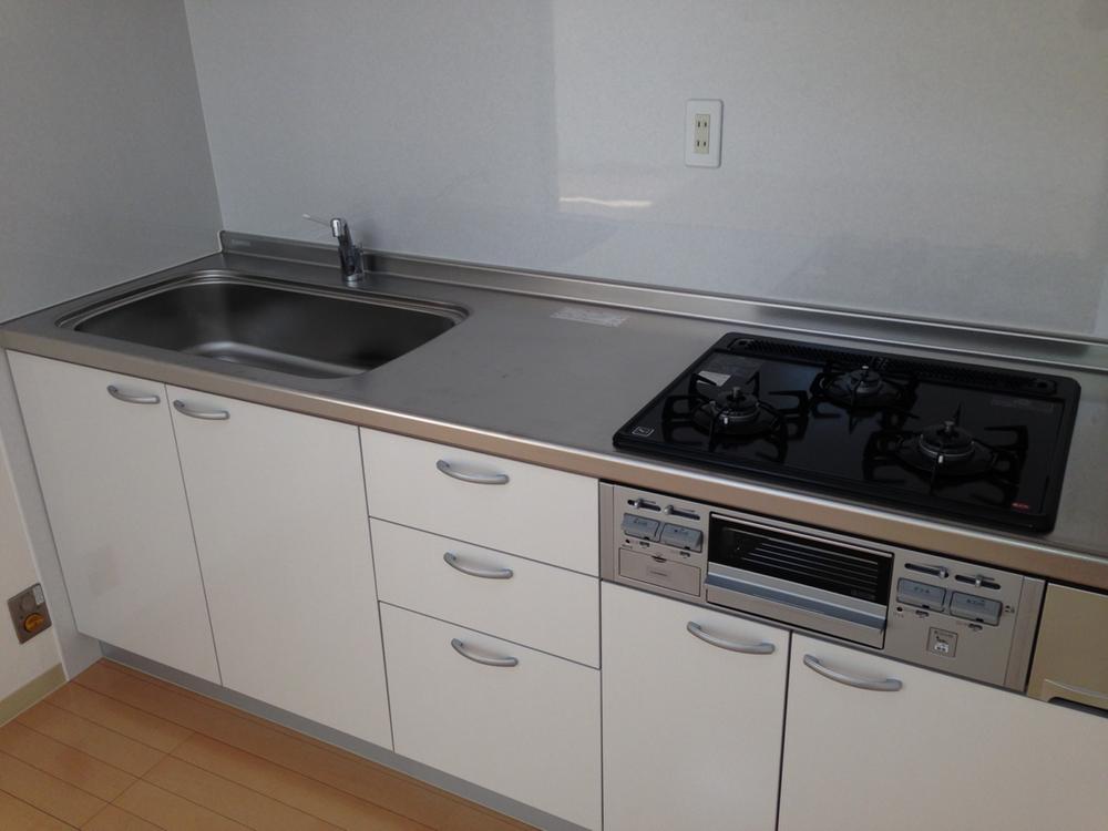 Kitchen. 3-burner stove in the kitchen! The dishes will be fun